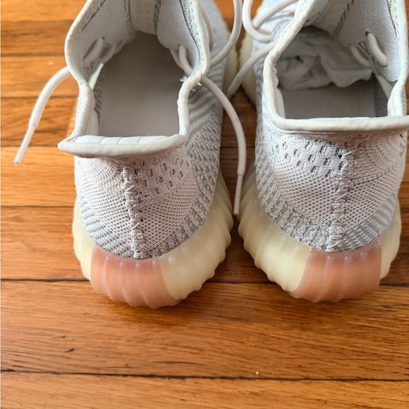 adidas Yeezy Boost 350 V2 – Light / UV Reactive - Picture 5 of 9